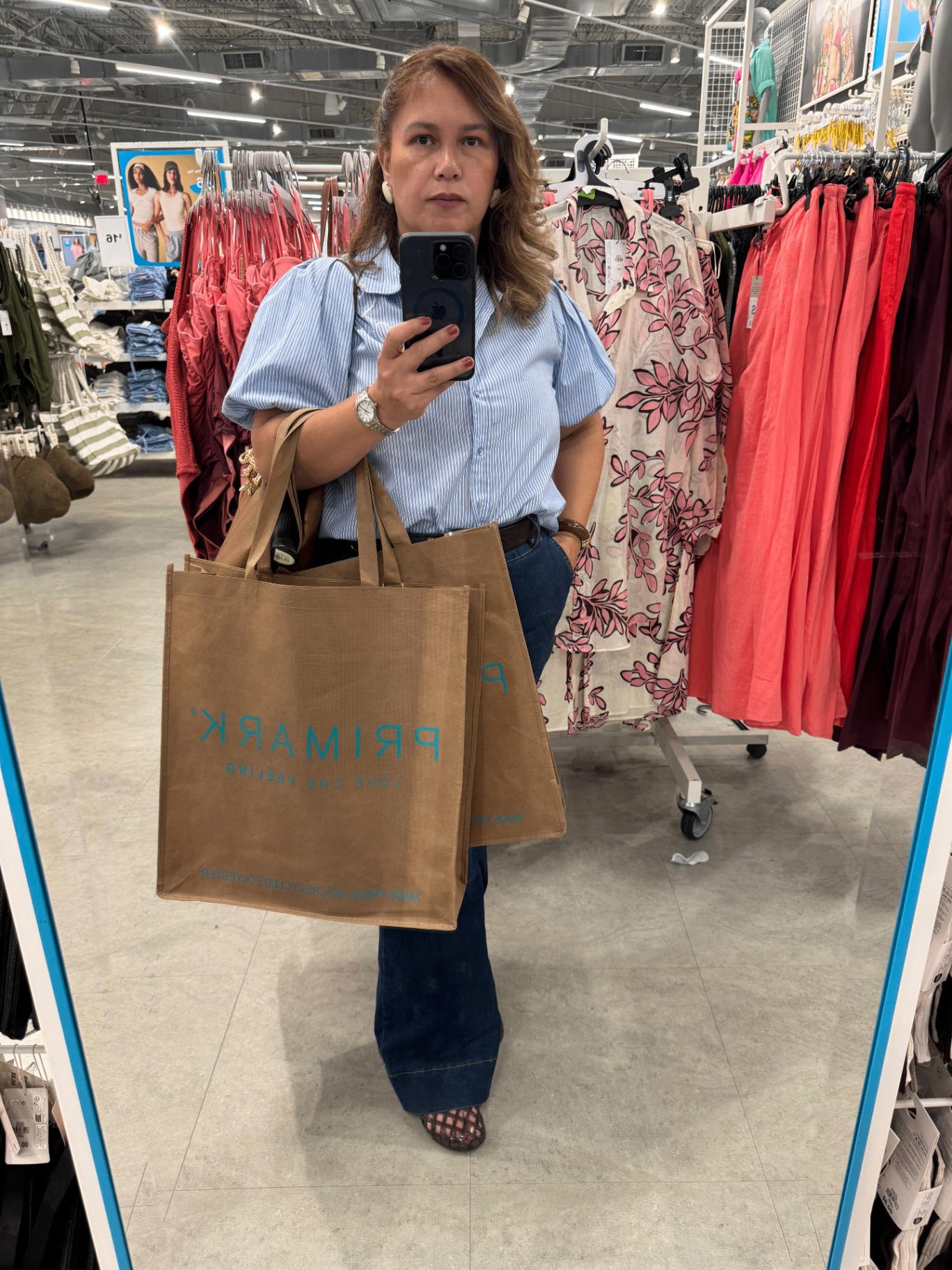 Sylvia Crisp, fundadora de SEVN, durante una búsqueda personalizada de productos para sus clientes